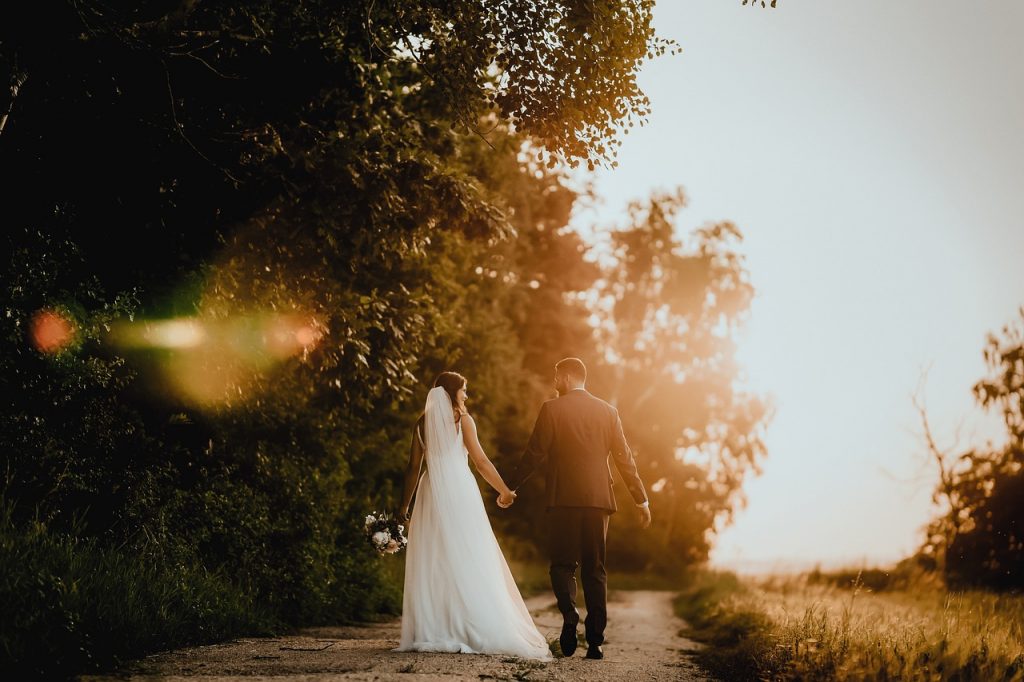 Casal sorrindo após cerimonia - enlopment wedding