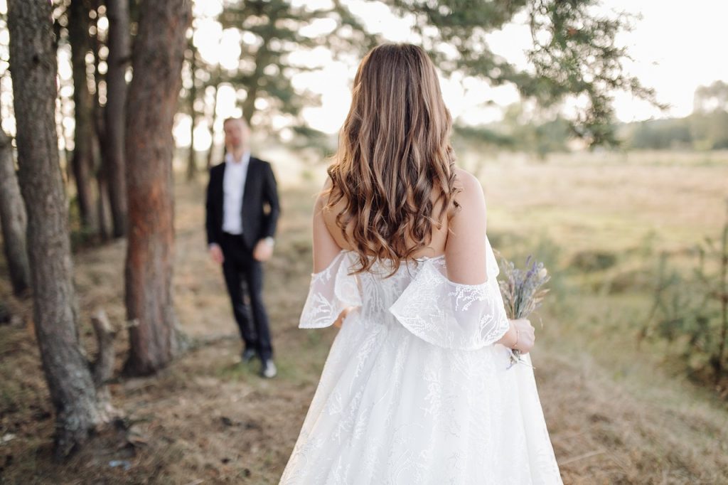 elopement Wedding - Um fotógrafo capturando um casal durante a cerimônia em um cenário montanhoso