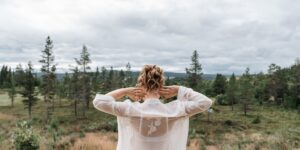 Ideias de penteado solto para noivas modernas