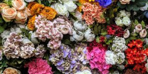 Como fazer decoração com flores artificiais